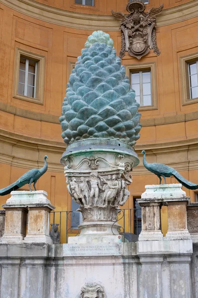 喷泉 pigna 在梵蒂冈博物馆 — 图库照片