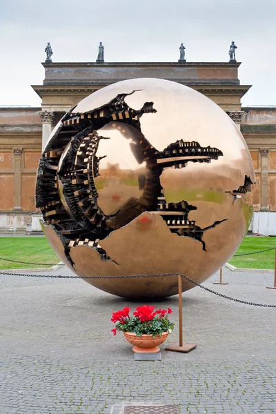 Сфера скульптуры в пределах сферы в Музее Ватикана — стоковое фото