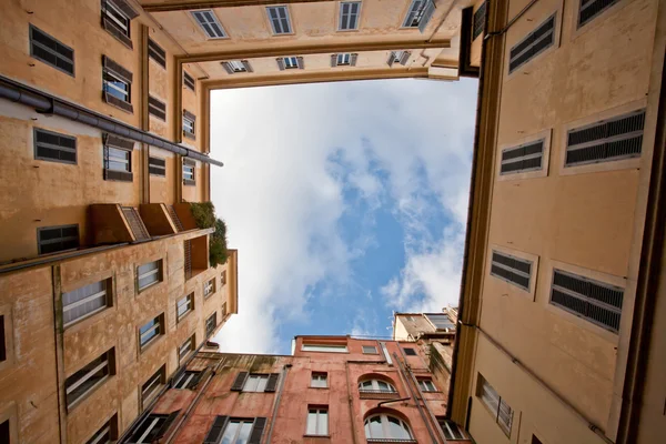 Visa på himlen i italienska urban gård — Stockfoto