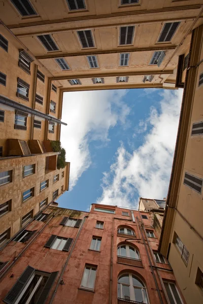 Vista sobre el cielo en el patio urbano italiano —  Fotos de Stock