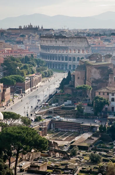 Vista sobre ruínas e Coliseu — Fotografia de Stock