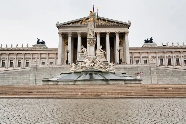 동상 아테나 비엔나 의회 앞 — 스톡 사진
