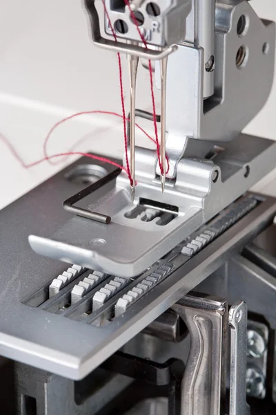 Thread in needle of sewing machine closeup — Stock Photo, Image