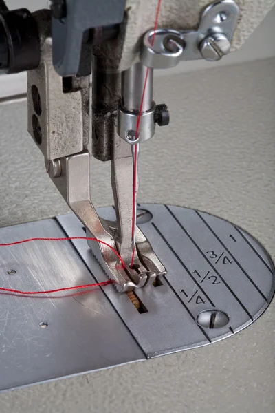 革を縫う機械 — ストック写真