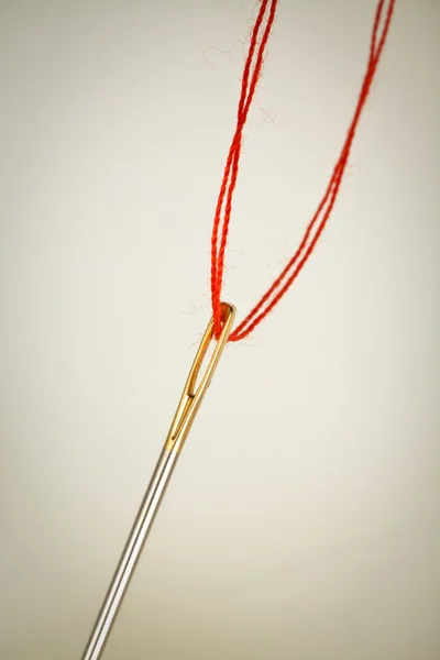 Œil d'aiguille avec fil rouge — Photo