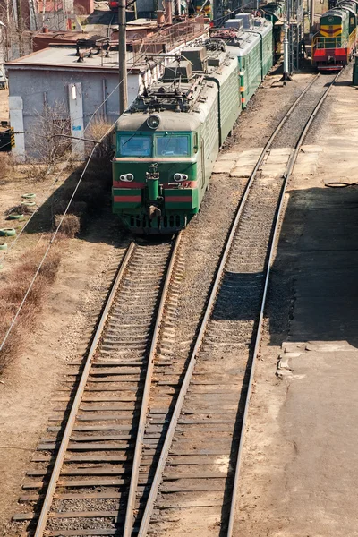 Comboio elétrico na passagem — Fotografia de Stock