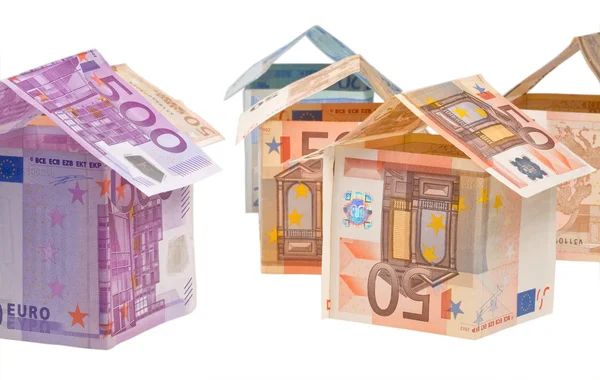 Дорогі будинки з євро банкнот — стокове фото