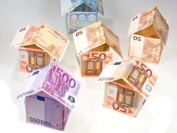 Teure Häuser aus Euro-Banknoten — Stockfoto