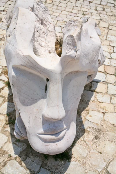 Broken marble sculpture — Stock Photo, Image