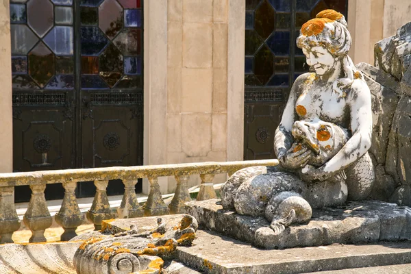 Sirène en pierre - fragment de vieille fontaine — Photo