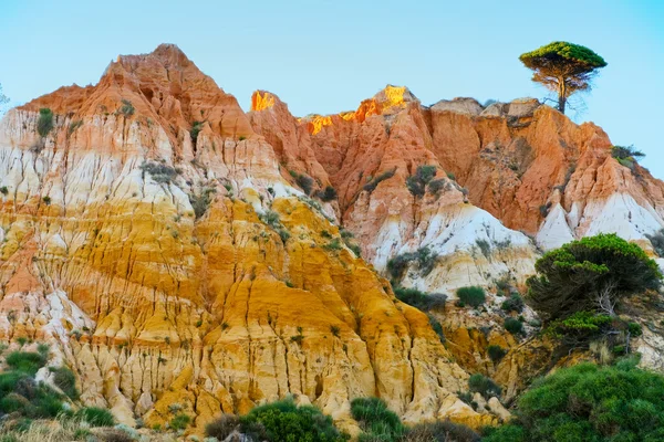 Многоцветная песчаная гора — стоковое фото