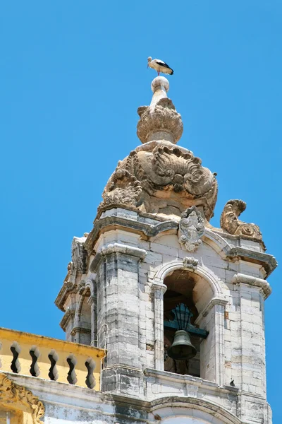 Bocian na wieży Kościoła — Zdjęcie stockowe