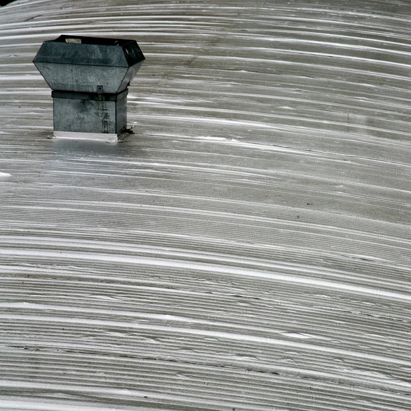 Tubo della stufa di latta sul tetto di ferro ondulato — Foto Stock