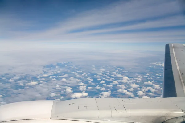 Erde unter Tragfläche eines Flugzeugs — Stockfoto