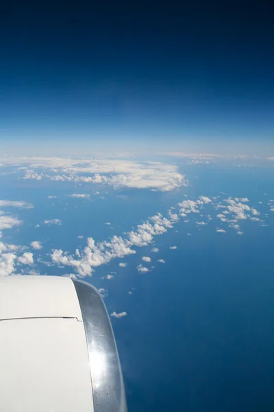 Wolken unter dem Flügel des Flugzeugs — Stockfoto