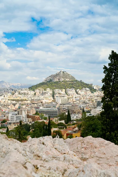 Atina ve lycabettus Dağı üzerinde göster — Stok fotoğraf