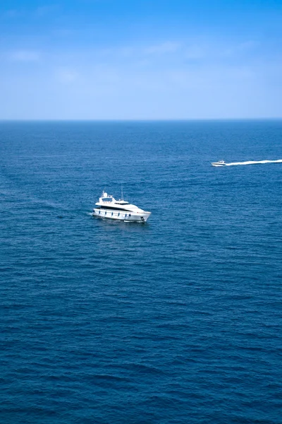 船在蔚蓝的大海 — 图库照片