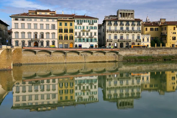 Arno iskele üzerinde Ortaçağ binaları — Stok fotoğraf