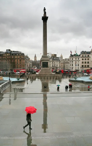 Widok na plac trafalgar square w Londynie w deszcz dzień — Zdjęcie stockowe