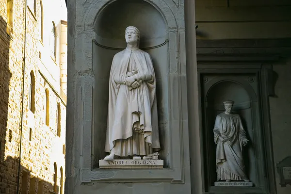 Statues of Andrea Obgagna and Pater Cosimo in Uffizi art museum — Stock Photo, Image
