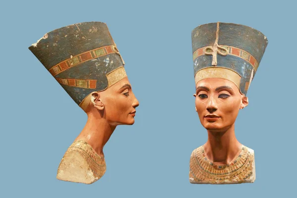 Бюст Нефертити изолирован на голубом — стоковое фото