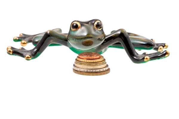 Керамическая лягушка и монеты — стоковое фото
