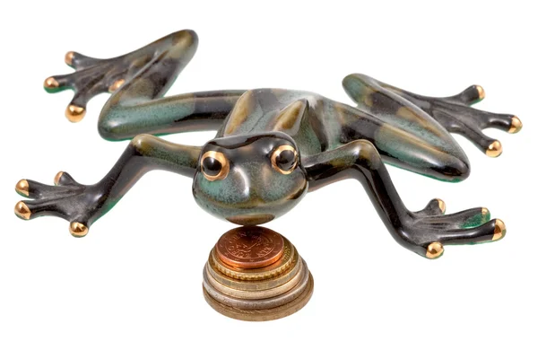 Керамическая лягушка и монеты — стоковое фото