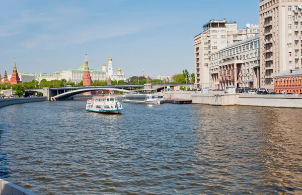 Uitzicht op rivier de Moskou en kremlin — Stockfoto