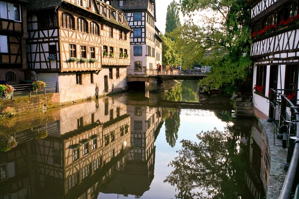 Ponte attraverso il canale nel centro storico — Foto Stock