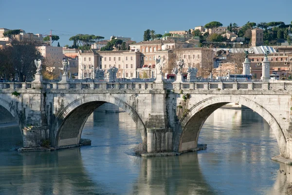 Old town (Rome) through bridge on Tiber — Stock Photo, Image