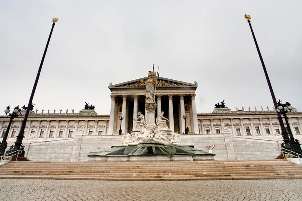 Статуя Афина перед зданием парламента, Вена — стоковое фото