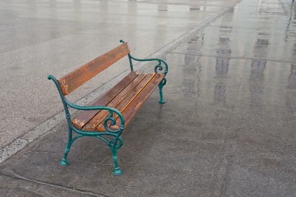 Solitérní mokré lavičce — Stock fotografie