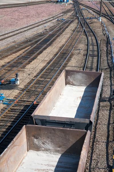 Leere Güterwaggons auf der Schiene — Stockfoto