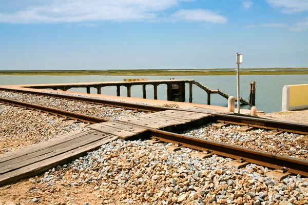 Spoorweg en oude kleine pier — Stockfoto