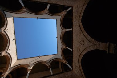 Sicilyalı palace'nın iç avluda