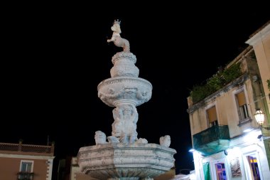 piazza Duomo Taormina'da Çeşmesi