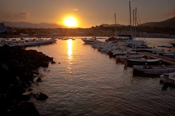 Napnyugta a kikötőben, a giardini Naxos városában, Szicília — Stock Fotó
