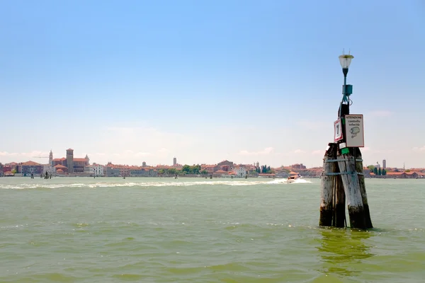Via d'acqua nella laguna veneziana — Foto Stock