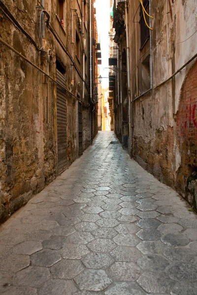 Smalle middeleeuwse steen straat in oude palermo — Stockfoto