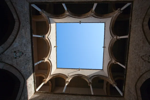 Innenhof im sizilianischen Palast — Stockfoto