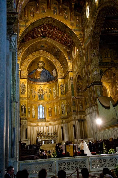 Interior do Duomo di Monreale medieval, Sicília — Fotografia de Stock