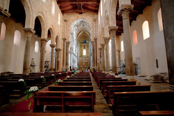 Inre av den medeltida katedralen i cefalu, Sicilien — Stockfoto