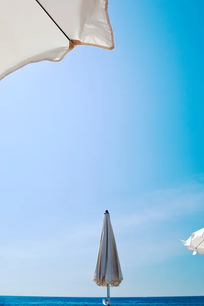 阳伞，海，蓝蓝的天空 — 图库照片