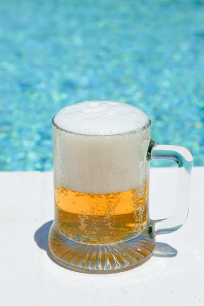 Pohár sört szabadtéri — Stock Fotó