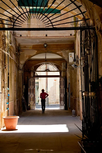 内側のイタリア都市の家のヤード — ストック写真