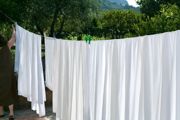 Secagem de roupa de cama branca — Fotografia de Stock