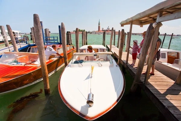 Водное такси на канале Сан-Марко в Венеции — стоковое фото