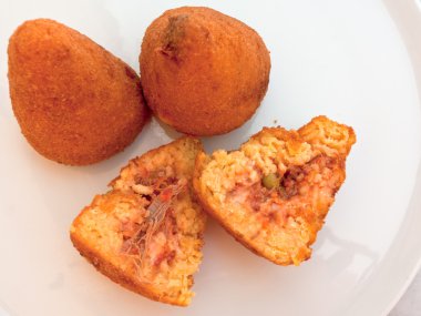 arancini - Sicilya 'da geleneksel ateşlenmiş pirinç fast food