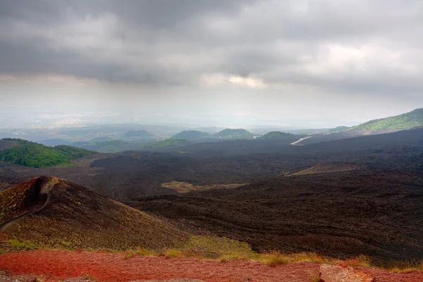 Klinkier przepływów i krater na wulkan etna — Zdjęcie stockowe