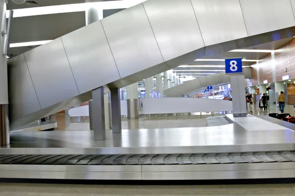 Место выдачи багажа в аэропорту — стоковое фото